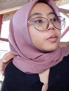 Cewe Hijab Baru Kelar Makan Disuruh Ngemut Eskrim