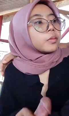 Cewe Hijab Baru Kelar Makan Disuruh Ngemut Eskrim